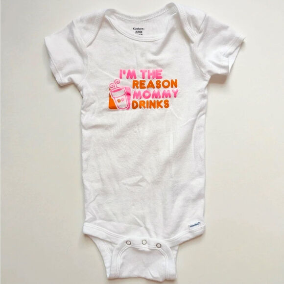 😂 Gerber “I’m the Reason Mommy Drinks” Funny Baby Onesie – Size 18 Months - Picture 3 of 6
